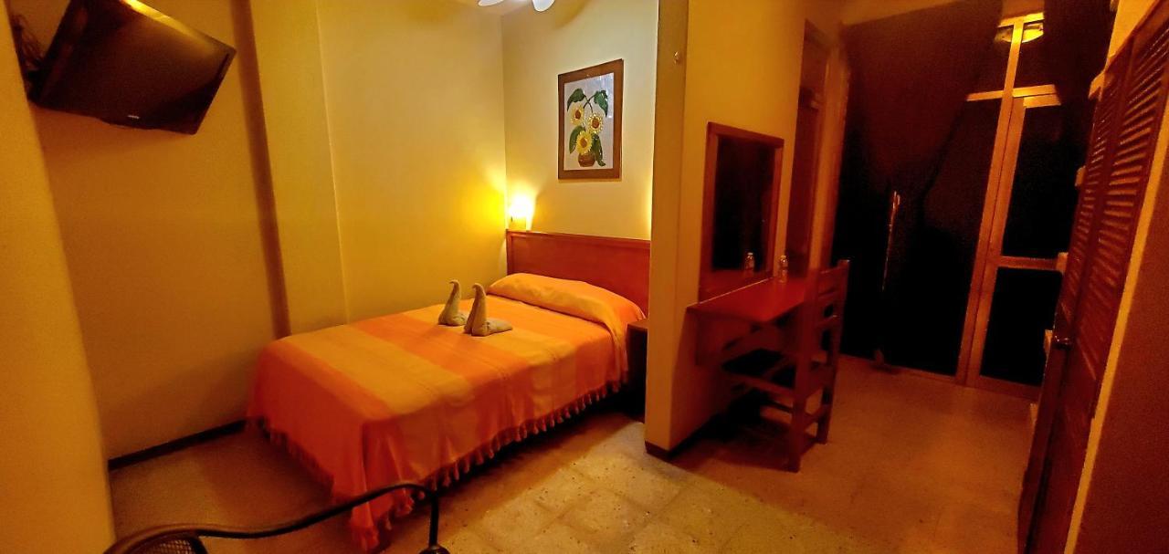ホテル フロリダ オアハカ Oaxaca エクステリア 写真